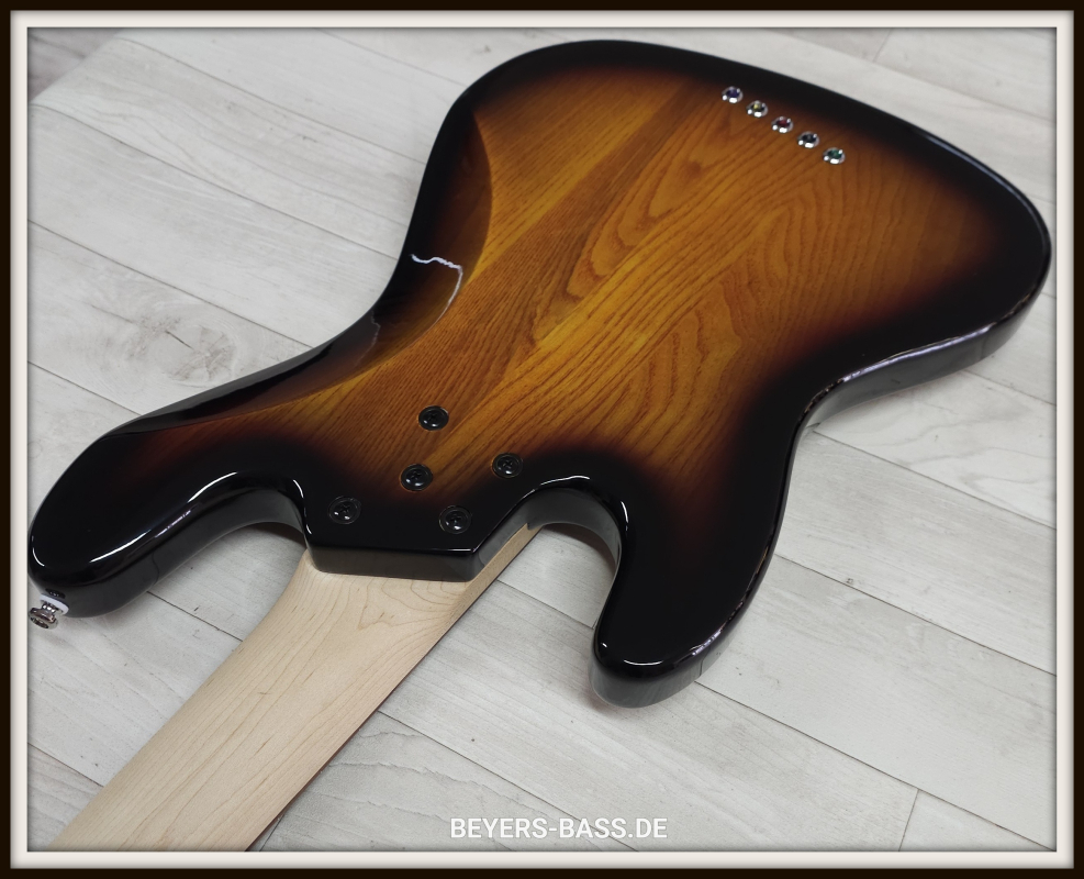 Lakland Skyline 55-60, 3-Tone Sunburst Gloss